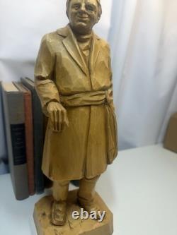 Statuette en bois sculptée à la main signée Roger Bourgault, sculpture d’art populaire vintage