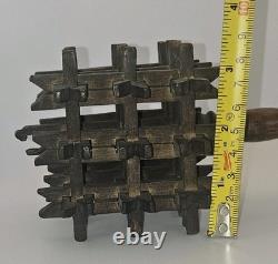 TRÈS RARE ! Rattle d'art populaire victorien antique en bois sculpté couronne d'épines