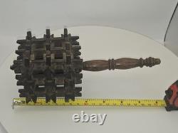 TRÈS RARE ! Rattle d'art populaire victorien antique en bois sculpté couronne d'épines