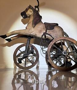 Tricycle en bois sculpté ancien, cheval, art populaire, état excellent. Environ 10X 10X 9.