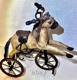 Tricycle en bois sculpté ancien, cheval, art populaire, état excellent. Environ 10X 10X 9.