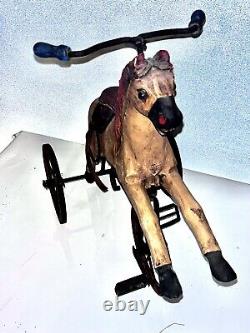 Tricycle en bois sculpté ancien, cheval, art populaire, état excellent. Environ 10X 10X 9.