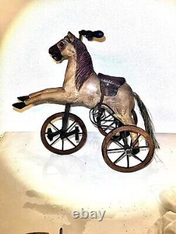 Tricycle en bois sculpté ancien, cheval, art populaire, état excellent. Environ 10X 10X 9.