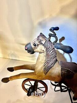 Tricycle en bois sculpté ancien, cheval, art populaire, état excellent. Environ 10X 10X 9.
