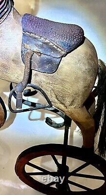 Tricycle en bois sculpté ancien, cheval, art populaire, état excellent. Environ 10X 10X 9.