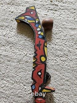 Tuyau de la paix indien en bois d'art populaire sculpté à la main avec des motifs géométriques de couleurs vives
