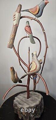 Un arbre d'oiseau sculpté en art populaire par Dan Strawser