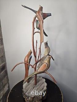 Un arbre d'oiseau sculpté en art populaire par Dan Strawser