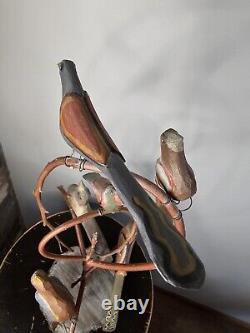 Un arbre d'oiseau sculpté en art populaire par Dan Strawser