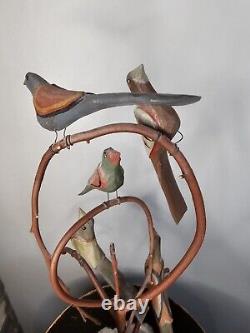 Un arbre d'oiseau sculpté en art populaire par Dan Strawser