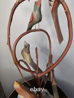 Un arbre d'oiseau sculpté en art populaire par Dan Strawser