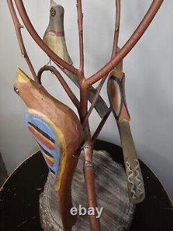 Un arbre d'oiseau sculpté en art populaire par Dan Strawser