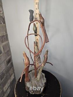 Un arbre d'oiseau sculpté en art populaire par Dan Strawser