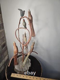 Un arbre d'oiseau sculpté en art populaire par Dan Strawser