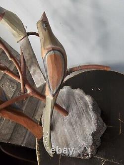 Un arbre d'oiseau sculpté en art populaire par Dan Strawser