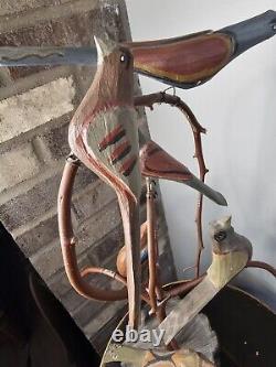 Un arbre d'oiseau sculpté en art populaire par Dan Strawser