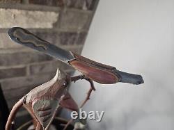 Un arbre d'oiseau sculpté en art populaire par Dan Strawser