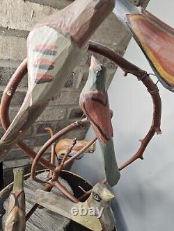 Un arbre d'oiseau sculpté en art populaire par Dan Strawser