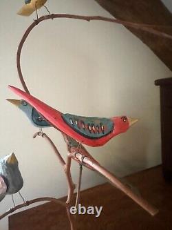 Un arbre d'oiseaux sculptés en art populaire par Dan Strawser en 1991