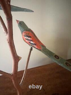 Un arbre d'oiseaux sculptés en art populaire par Dan Strawser en 1991