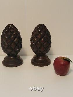 Une Belle Paire De Finissants De Bois Sculptés D'ananas D'art Populaire Du 19ème Siècle