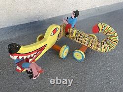 Unique Folk Art Carved Guy Riding Crazy Croc Alligator Manger Sculpture En Bois D'homme