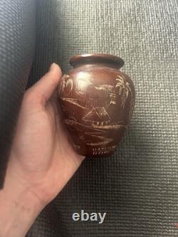Vase en bois sculpté à la main 1952, scène de paysage en art populaire - Art nordique