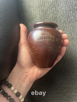 Vase en bois sculpté à la main 1952, scène de paysage en art populaire - Art nordique