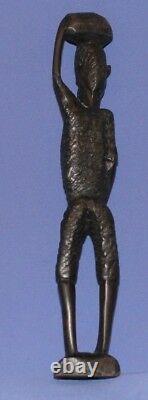 Vieille Main Sculptée En Bois Africain Homme Porte Sac Sur La Tête Statuette