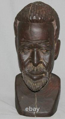 Vieille Sculpture Européenne De L'homme En Bois Sculpté À La Main