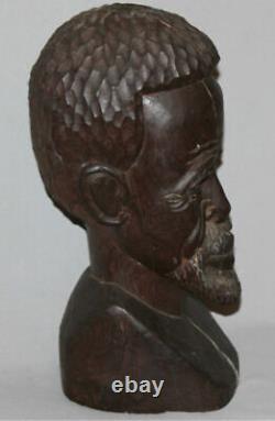 Vieille Sculpture Européenne De L'homme En Bois Sculpté À La Main
