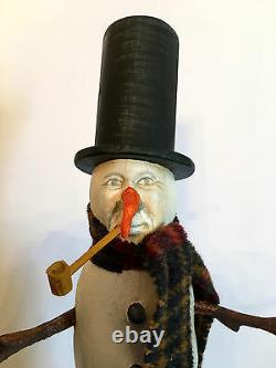 Vieux Snowman D'art Populaire Primitif Avec Écharpe. Main Sculptée. Perspectives En Matière De Caisses