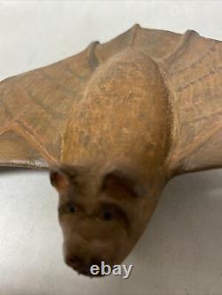 Vintage Carved Wood Winged Bat Folk Art Sculpture Signé, 8x4.5