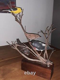 Vintage Folk Art À La Main Sculptée Et Peinte 4 Oiseaux Sur Une Branche