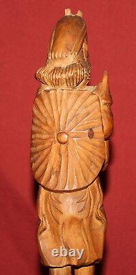Vintage Hand Carving Wood Statuette Homme Avec Bâton Et Bouclier