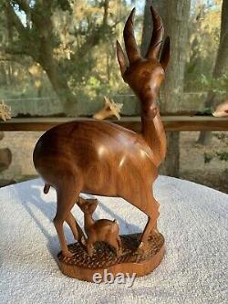 Vintage Sculpture Main Sculptée Bois Gazelle Impala Antelope Mama Allaitement Bébé 13