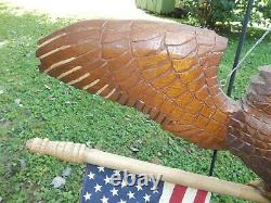 Vintage Signé Art Populaire Patriotique American Eagle Main Sculptée Avec Drapeau