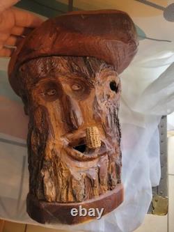 Visage en bois sculpté d'un vieil homme esprit du tronc d'arbre art populaire mural signé Hagans 2007