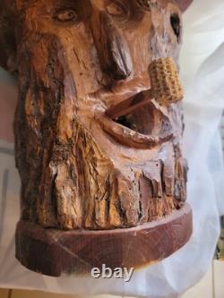 Visage en bois sculpté d'un vieil homme esprit du tronc d'arbre art populaire mural signé Hagans 2007