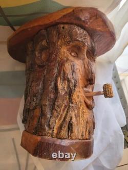 Visage en bois sculpté d'un vieil homme esprit du tronc d'arbre art populaire mural signé Hagans 2007