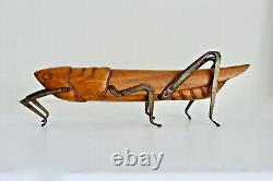 Vtg Milieu Du Siècle Moderne Sculpté En Laiton Bois Art Populaire Grasshopper Sculpture Sarreid